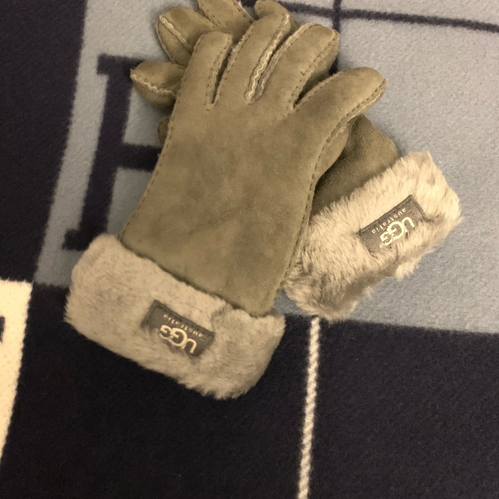Ugg shearling gloves
